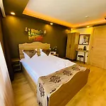 Golden Sail Old Hotel 2*