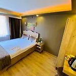 Golden Sail Old Hotel 2*